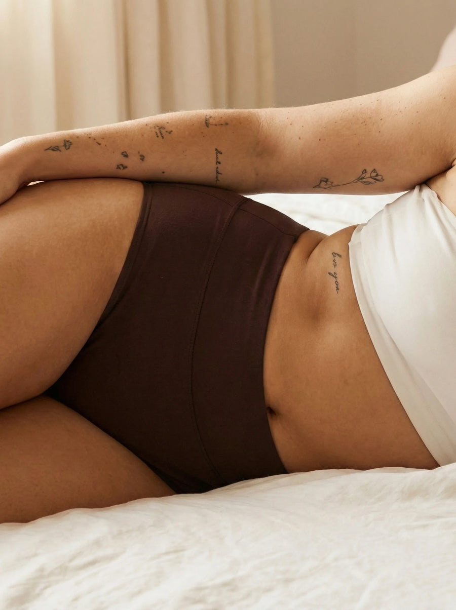 Huggster Brief | 100% lækagesikker, dag & nat | Mørke Brun | Menstruationstrusser