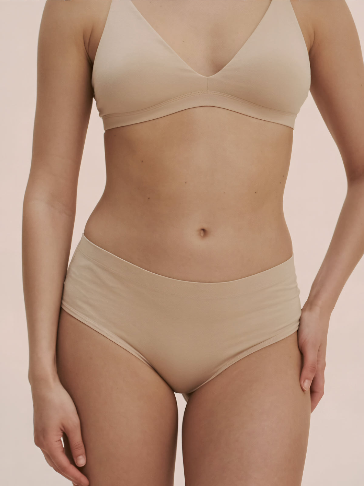 Hugger Brief | Sømløs komfort | 100% lækagesikker, dag & nat | Abrikos | Menstruationstrusser