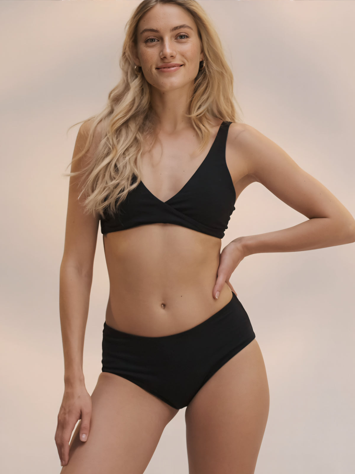 Hugger Brief | Sømløs komfort | 100% lækagesikker, dag & nat | Sort | Menstruationstrusser