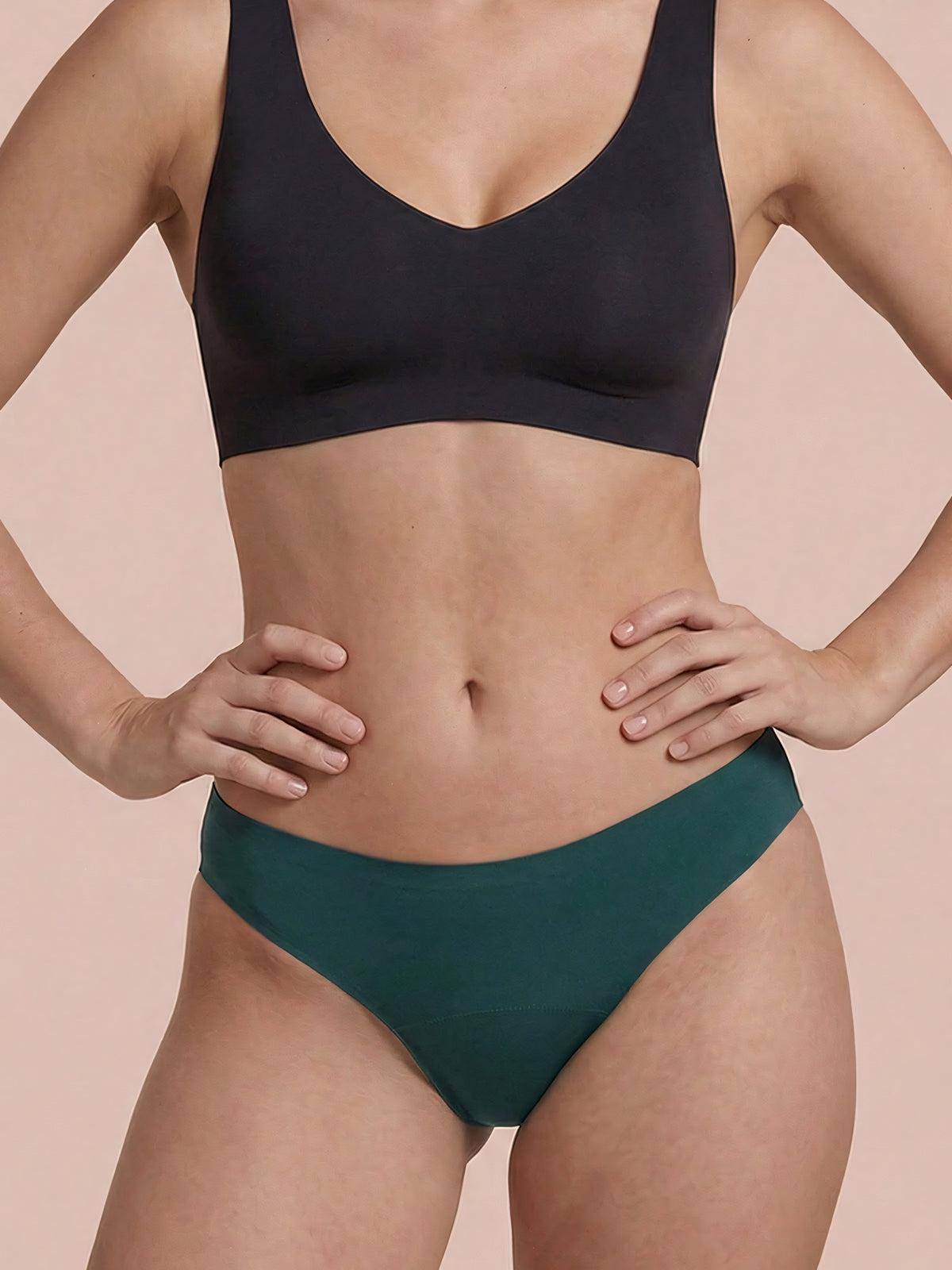 Menstruatie ondergoed groen, close-up van gedragen classic 2.0 brief aan de voorkant