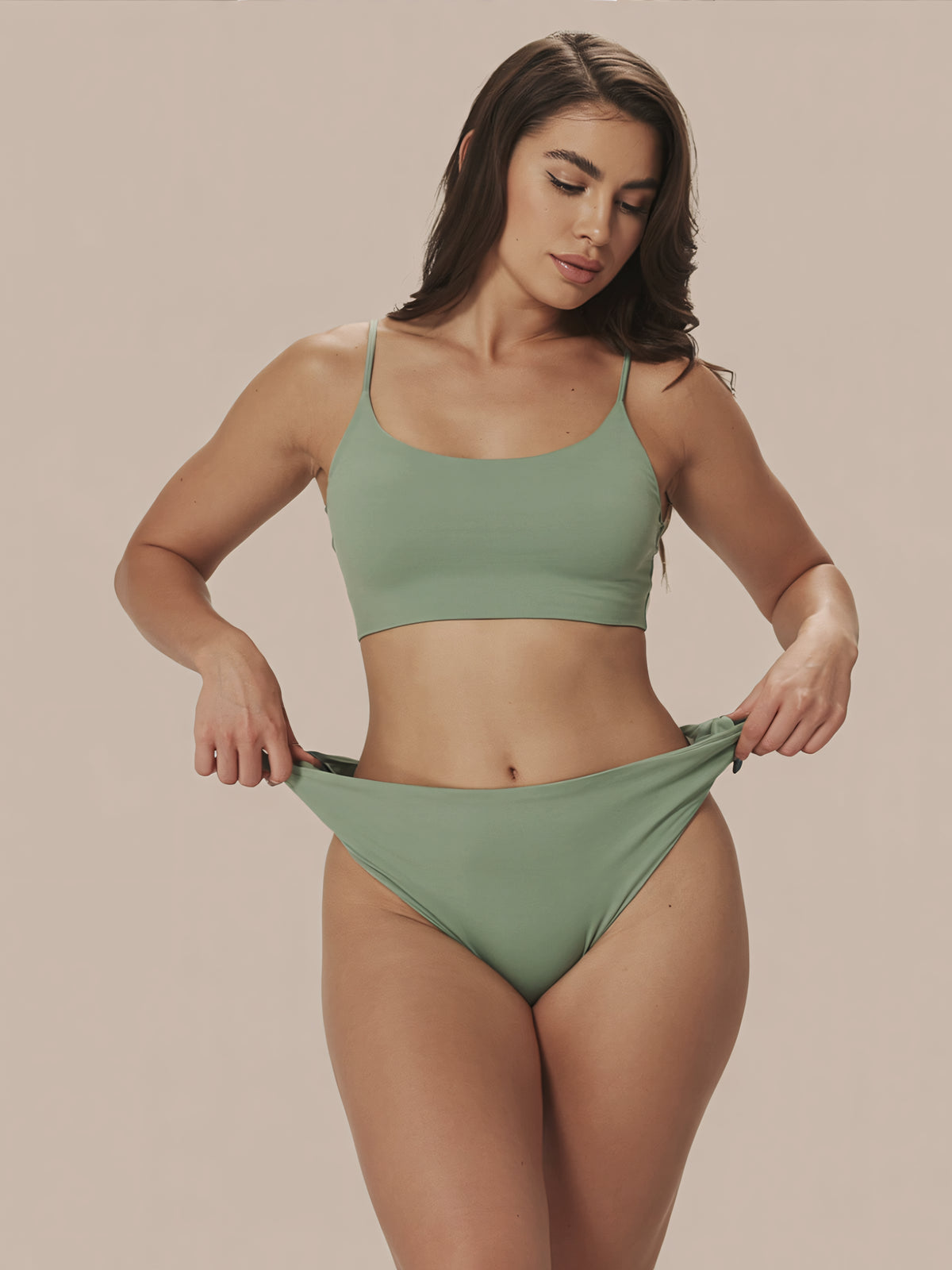 Menstruatie ondergoed groen, high waist brief gedragen in volledig vooraanzicht