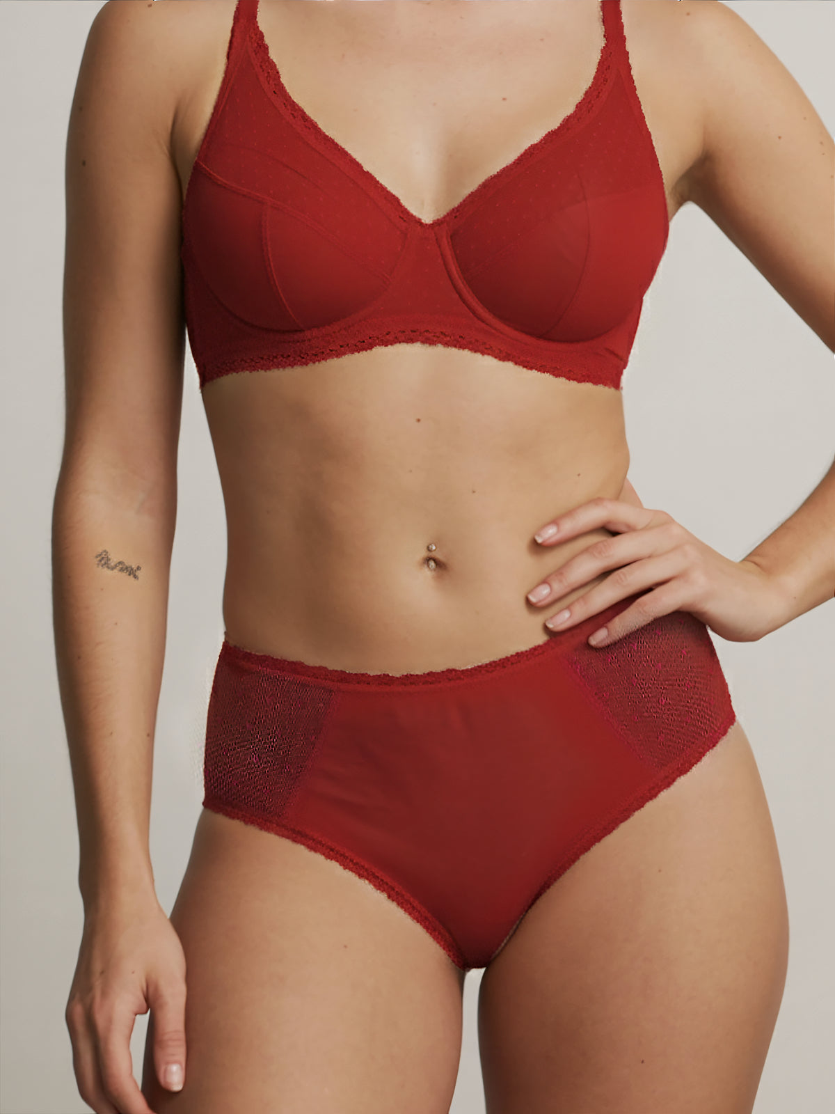 Menstruatie ondergoed rood, close-up van gedragen everyday brief aan de voorkant