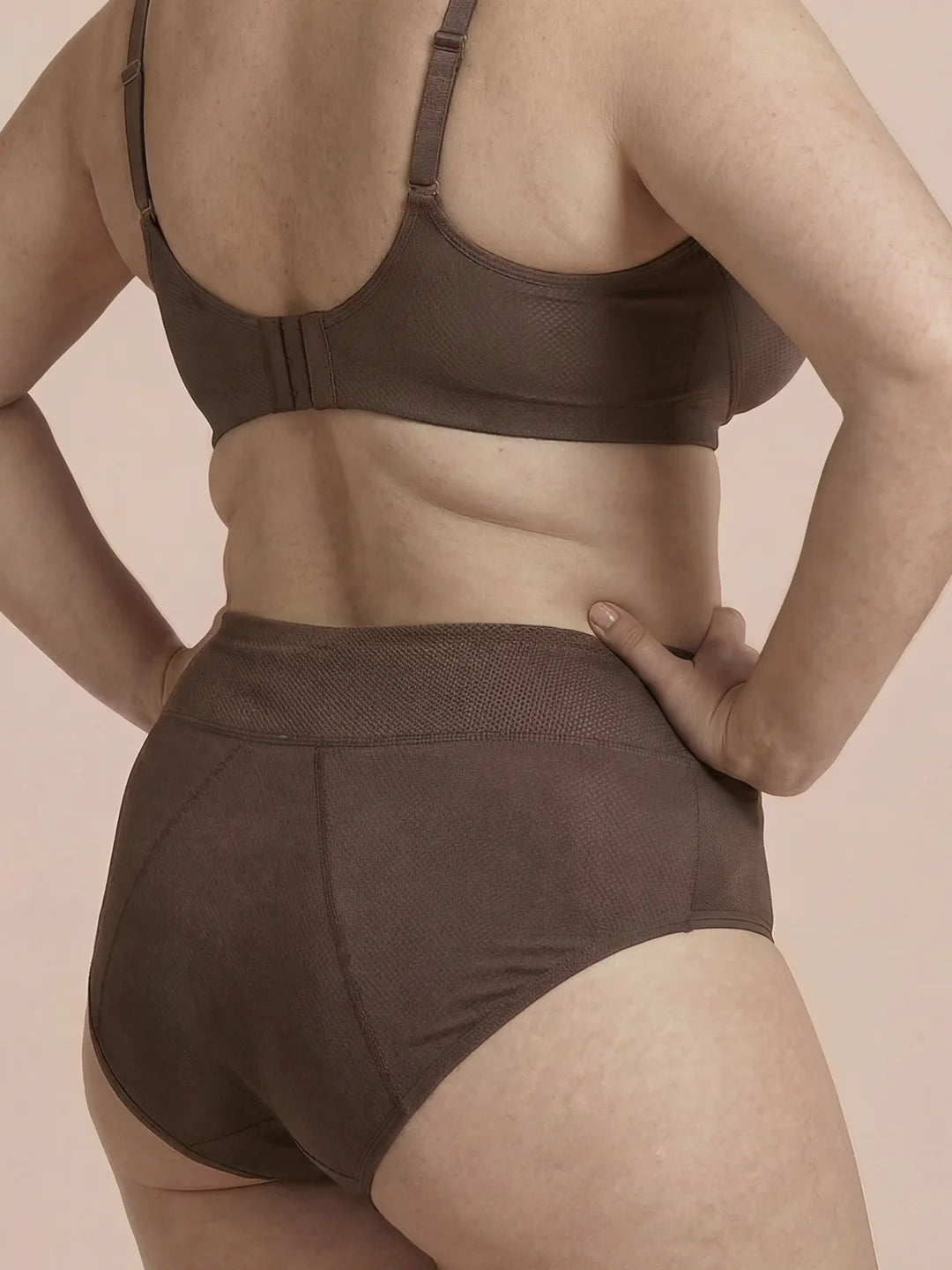 Menstruatie ondergoed bruin, classic brief gedragen van achteren