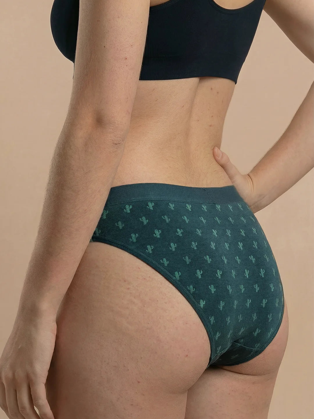 Menstruatie ondergoed tieners, flow met cactusprint gedragen van achteren