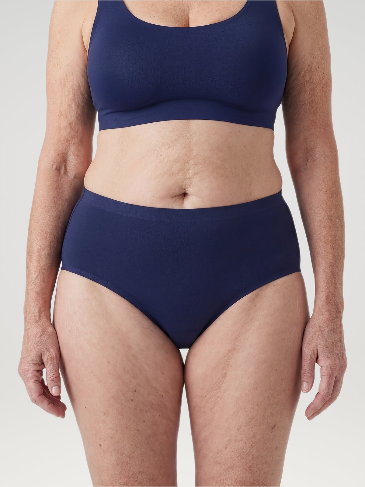 High Waist Brief blauw, detail van de naadloze, gebonden bovenrand